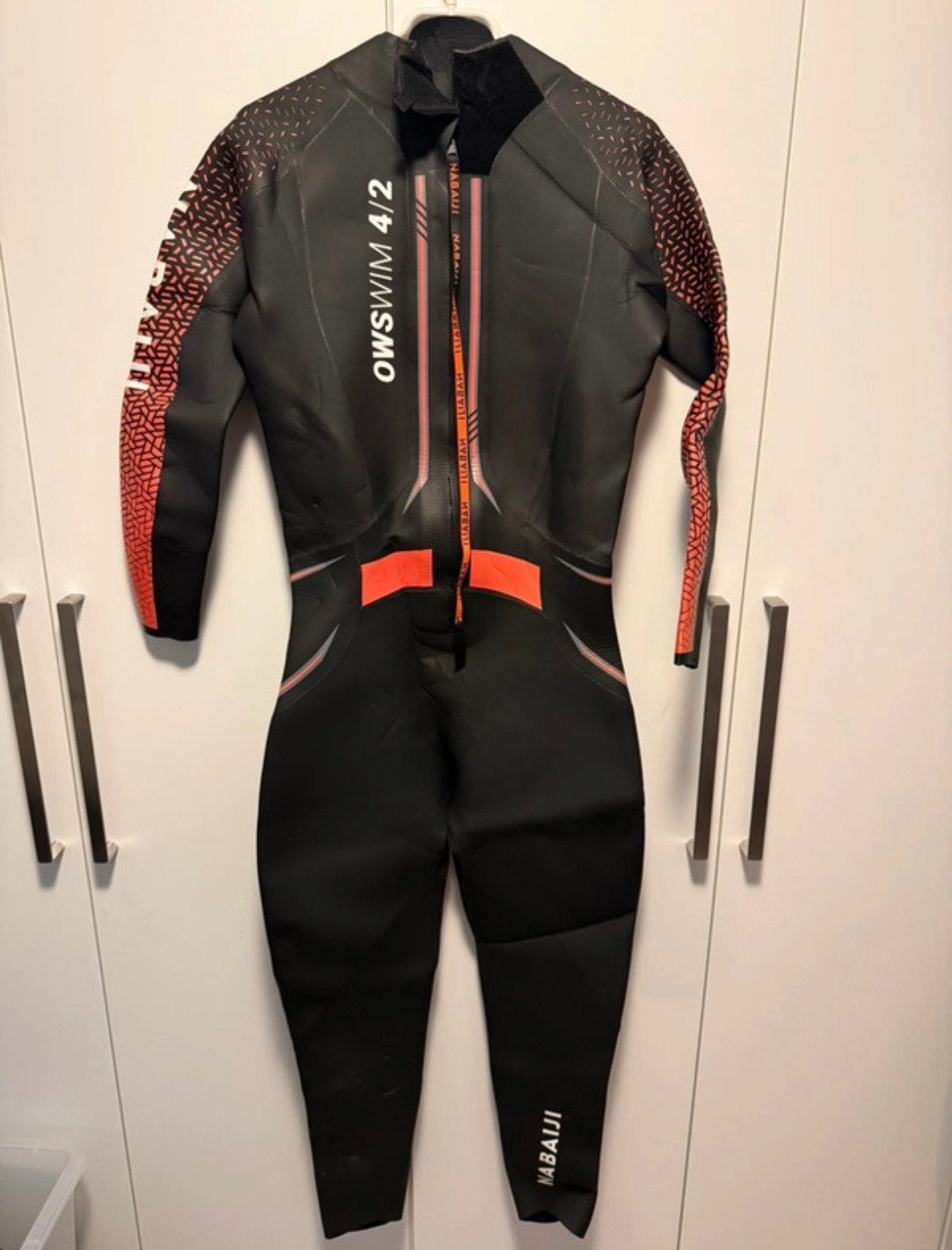 Nabaiji OWSWIM 4/2 Wetsuit - Zwart/Oranje XL, Watersport en Boten, Watersportkleding, Ophalen of Verzenden, Zo goed als nieuw