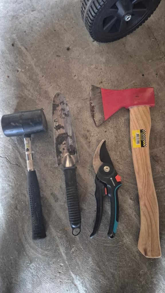 Diverse tuingereedschap set: bijl, snoeischaar, schep, hamer, Ophalen of Verzenden, Gebruikt, Bijl, Gardena (snoeischaar)