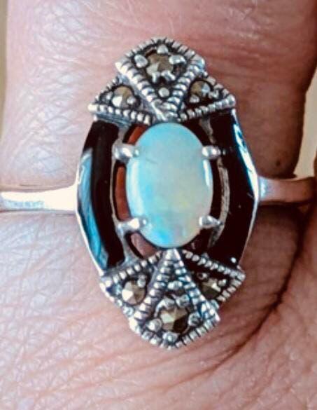 Opaal Ring Art Deco Elegant Emaille Markasiet, Sieraden, Tassen en Uiterlijk, Ringen, Overige materialen, Gebruikt, Ophalen of Verzenden