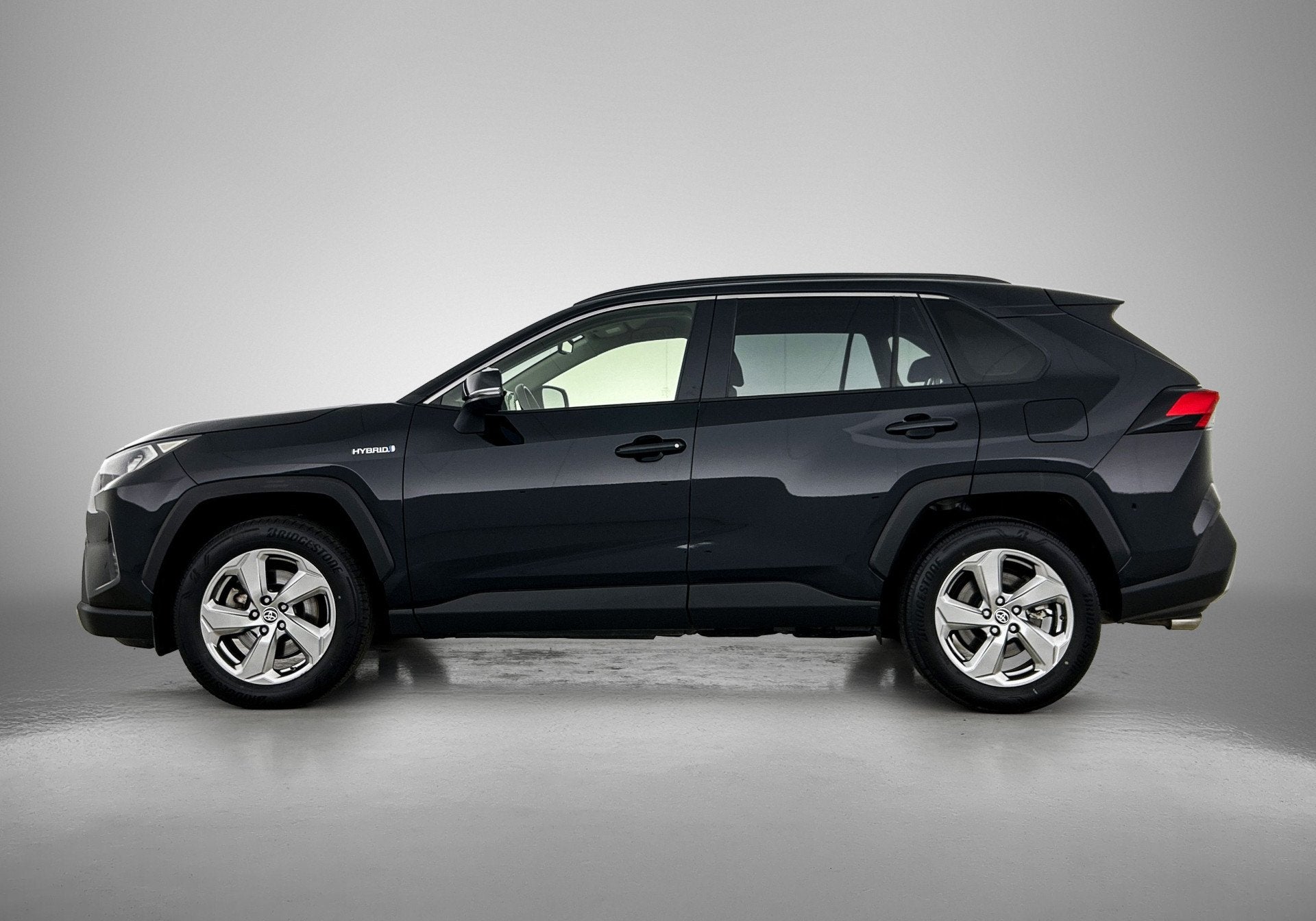 Toyota RAV4 2.5 Hybrid AWD Active | Apple Carplay/Android Au, 12 maanden, Stof, Gebruikt, Zwart