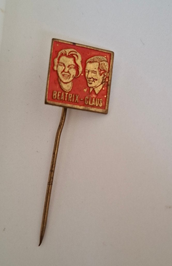 Vintage speldje Beatrix - Claus, Ophalen of Verzenden, Gebruikt, Stad of Land, Speldje of Pin