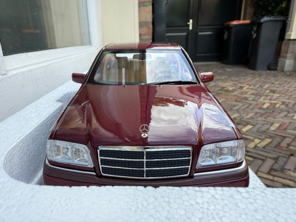 1:18 Mercedes W202 C-Klasse Almandine rood 1993 Norev 183370, Hobby en Vrije tijd, Modelauto's | 1:18, Auto, Norev, 70-72 Av. de Bohlen, Vaulx-en-Velin, 69120, France