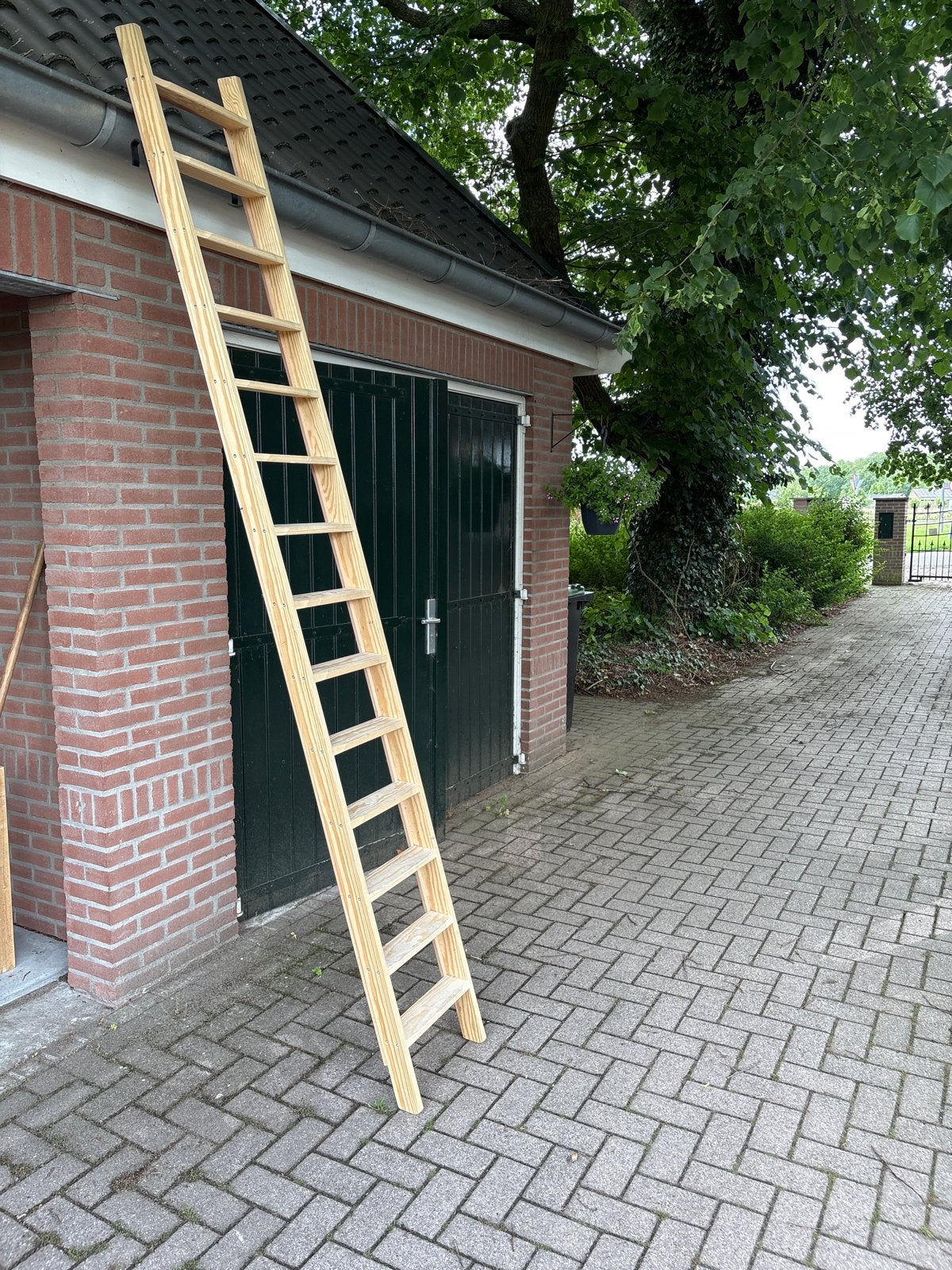 Houten zoldertrap met 14 treden en ophangbeugels, Ophalen, Gebruikt, Trap, 2 tot 4 meter