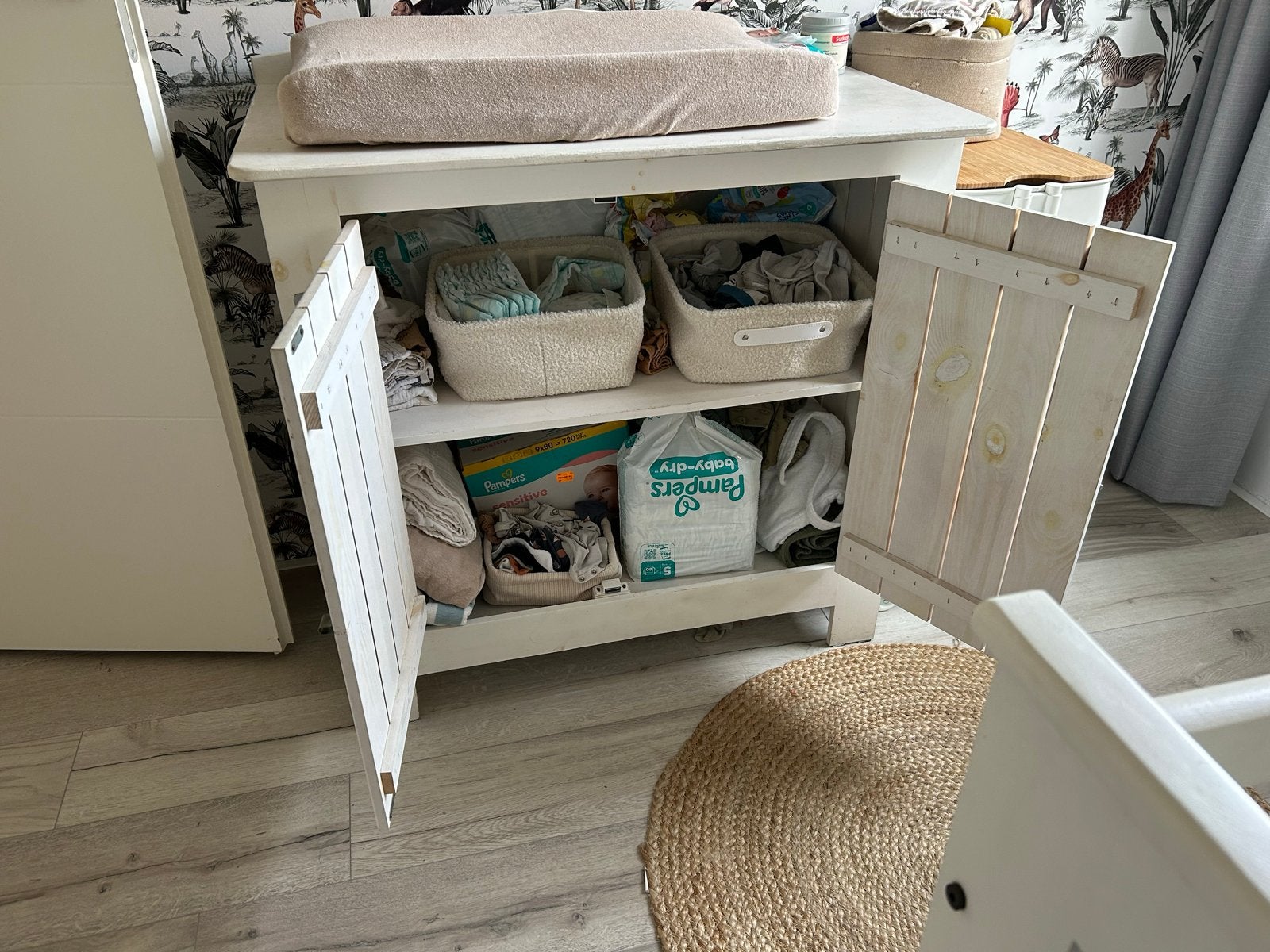 Foto 8 van Complete witte babykamer: ledikant, commode, kledingkast