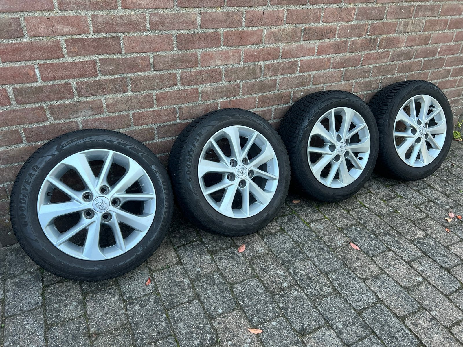 Toyota Auris Velgen met Goodyear Winterbanden 16 inch, Ophalen