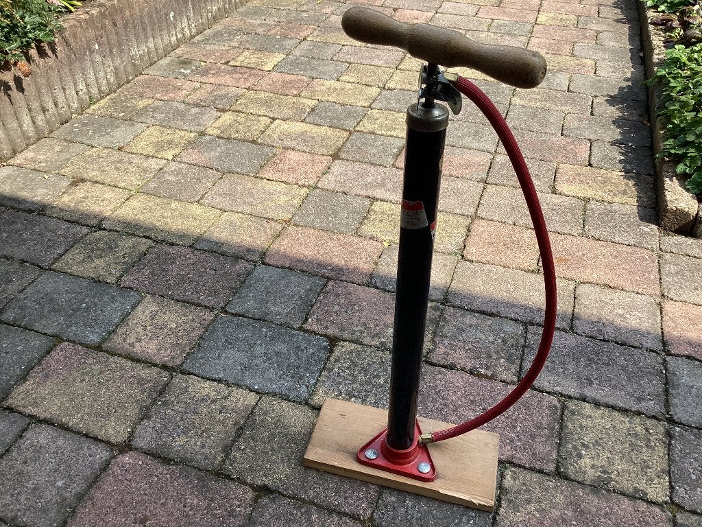 Fietspomp met houten handvat, Ophalen, Gebruikt