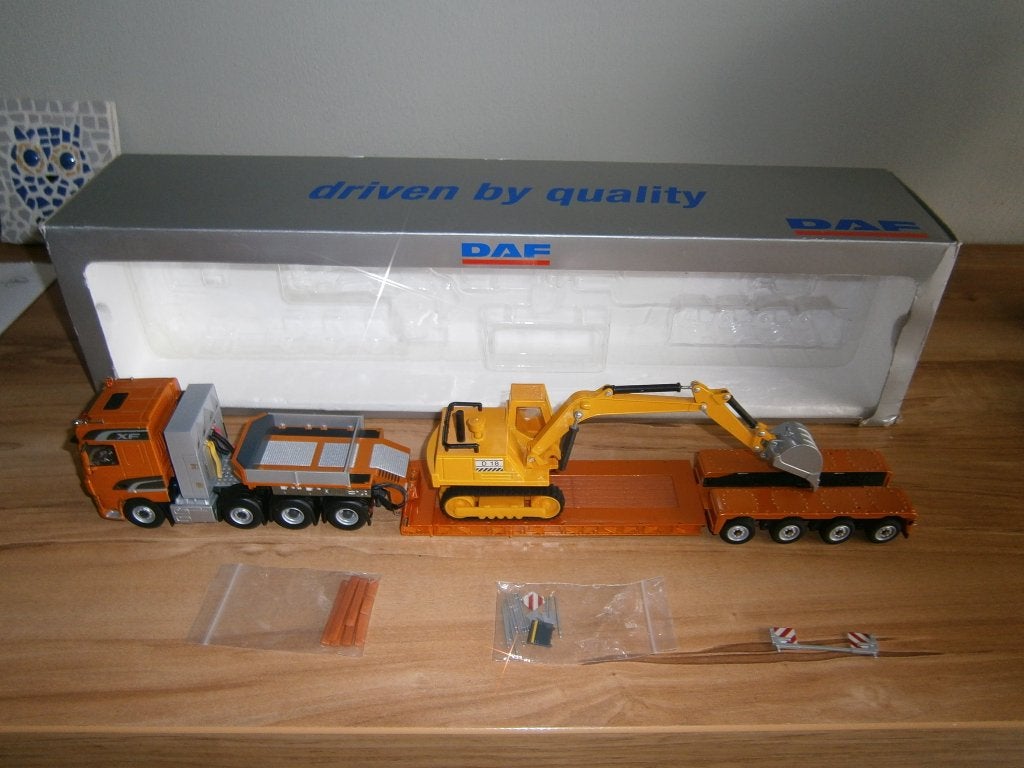 DAF 1:50 DEMO 8x4 Zwaartransport trekker + dieplader WSI, Ophalen, Zo goed als nieuw, Bus of Vrachtwagen, Wsi