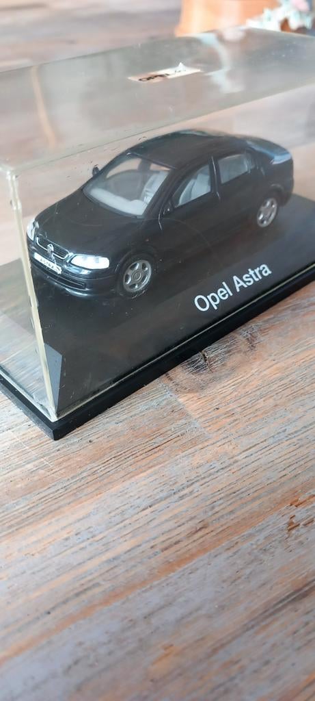 Opel Astra modelauto - Zwart, in vitrine, Ophalen