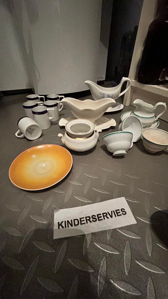 Lotje voornamelijk Maastrichts kinderserviesgoed, Ophalen of Verzenden