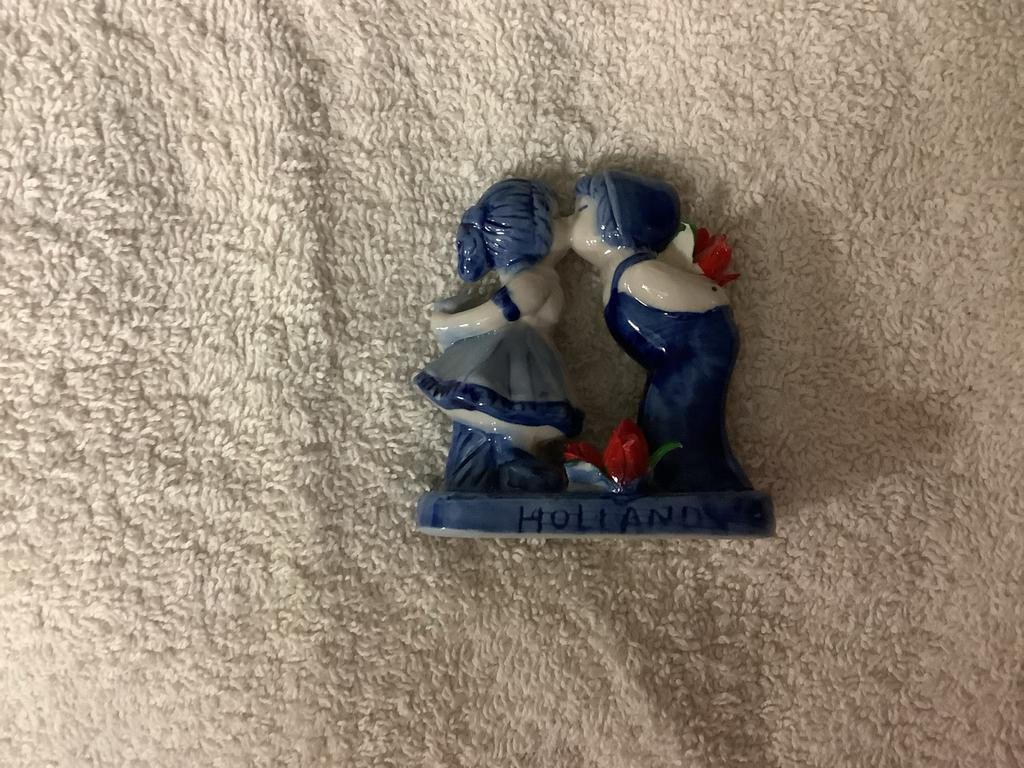 Delfts blauw beeldje kussend stel 9 cm. Hoog, Verzamelen, Beelden en Beeldjes, Gebruikt, Mens, Ophalen of Verzenden
