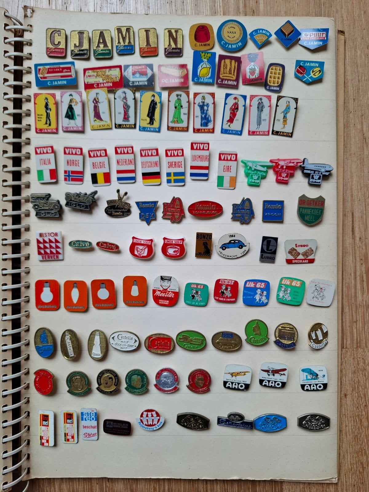 2 verzamelalbums met vintage reclame en toerisme speldjes, Verzamelen, Speldjes, Pins en Buttons, Ophalen of Verzenden, Gebruikt