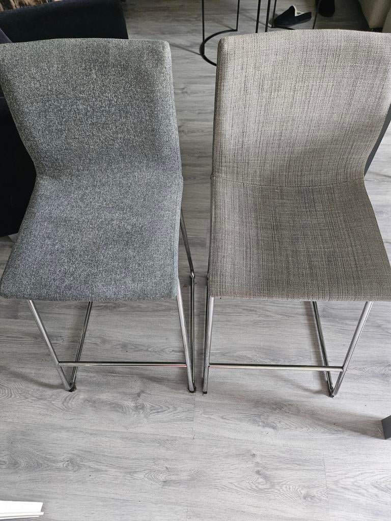 Leuke grijze bartafel met 4 barkrukken, 4 krukken, Ophalen, Gebruikt, 90 cm of meer