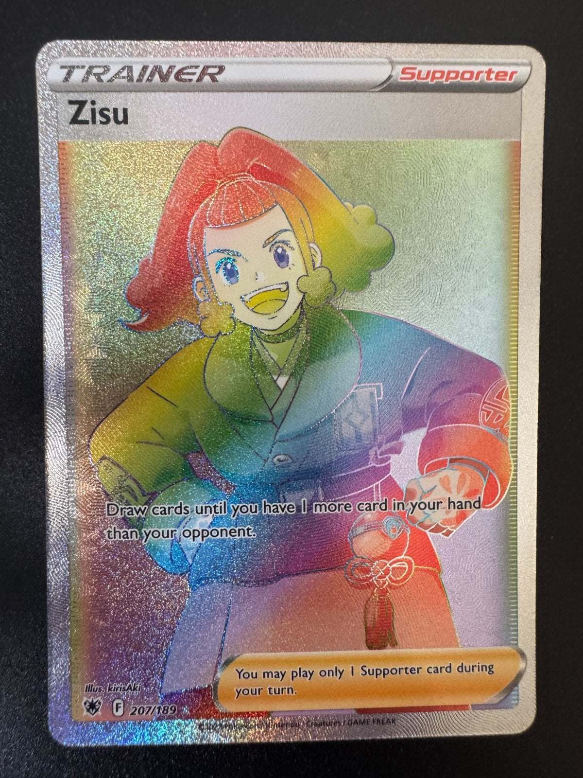 Pokémon TCG Zisu Full Art Rainbow Trainer Kaart, Hobby en Vrije tijd, Verzamelkaartspellen | Pokémon, Ophalen of Verzenden, Zo goed als nieuw