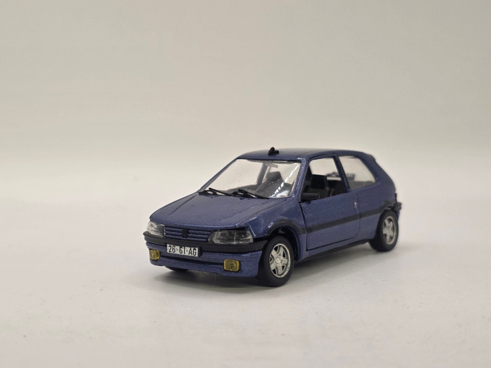 peugeot 106 xs, Hobby en Vrije tijd, Modelauto's | 1:43, Ophalen of Verzenden, Zo goed als nieuw, Auto, Overige merken