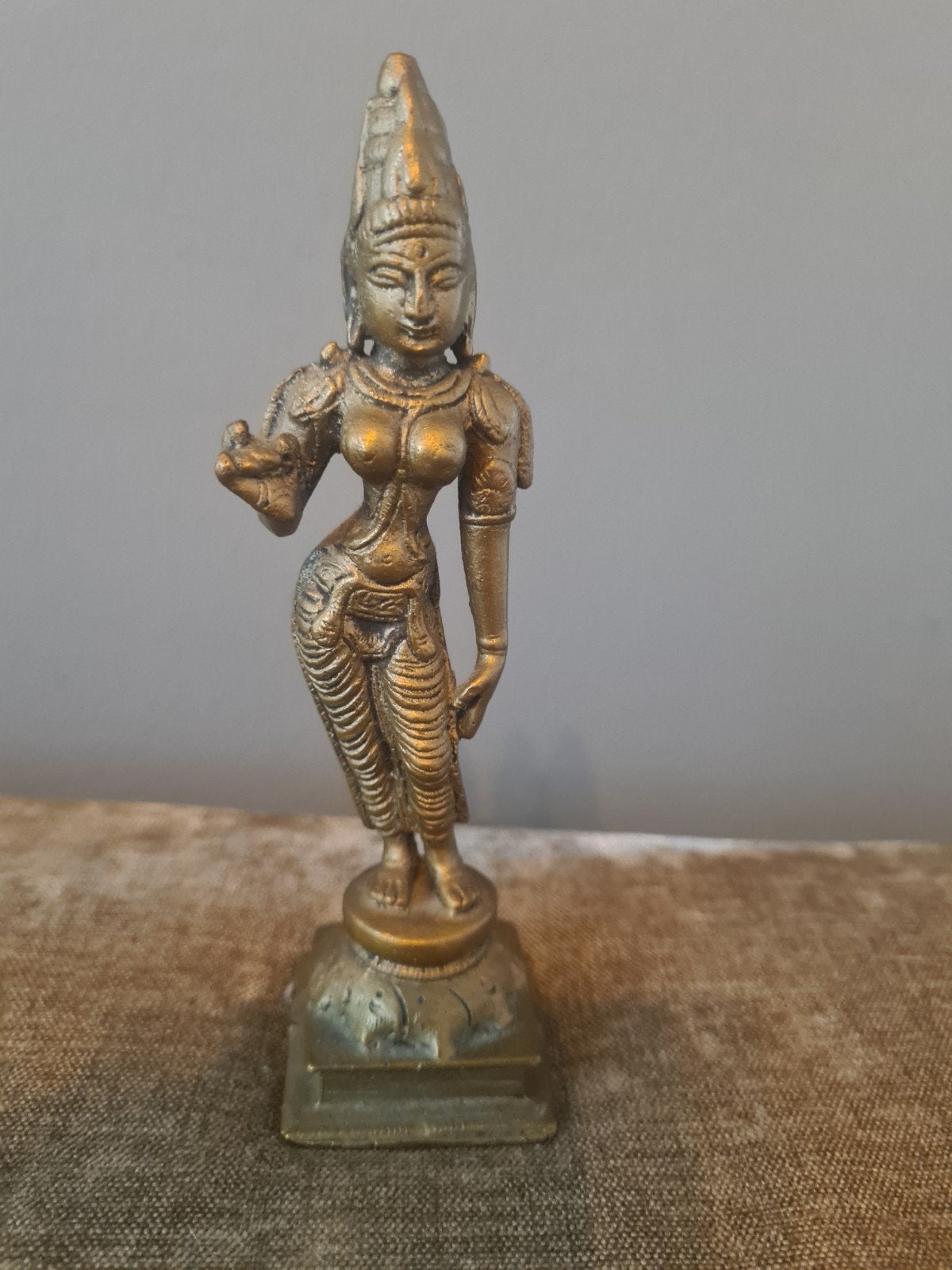 Vintage Indonesisch beeldje van een vrouw, bronskleurig, Ophalen of Verzenden