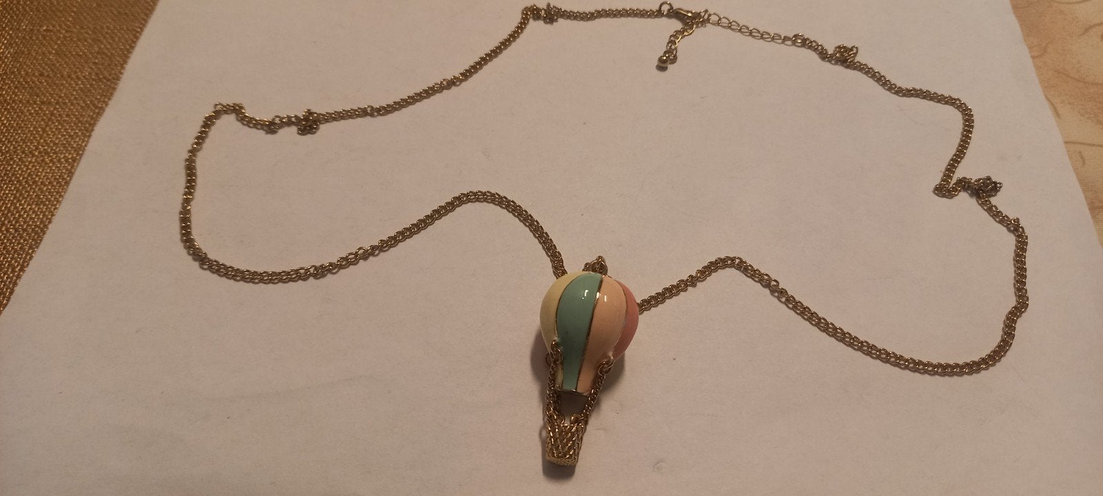Lange Goudkleurige Ketting met Luchtballon Hanger, Sieraden, Tassen en Uiterlijk, Gebruikt, Ophalen of Verzenden, Goud, Overige materialen
