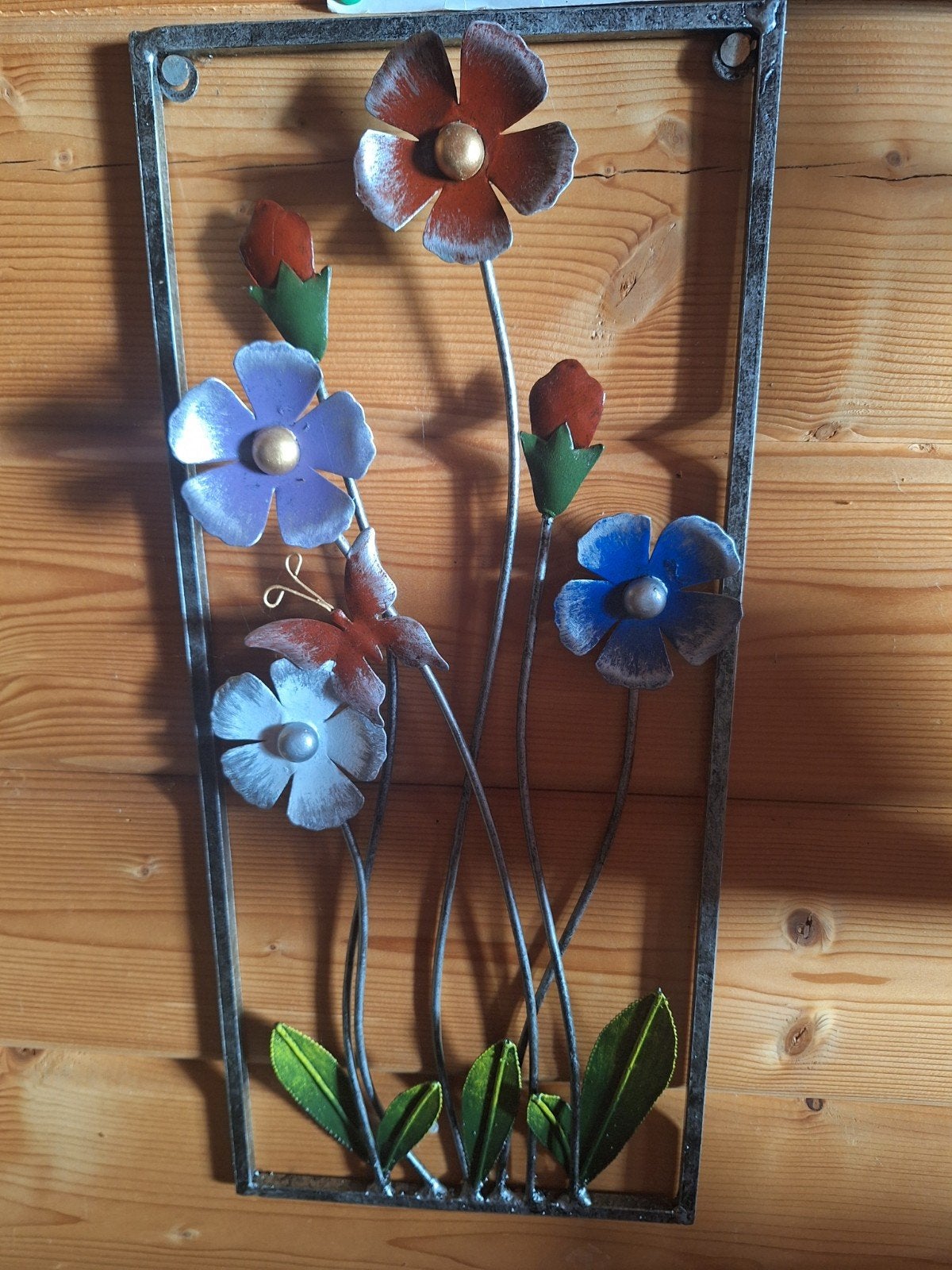 2Metalen wanddecoratie met bloemen en vlinder, Metaal, Wandsculptuur, Meerkleurig, Ophalen of Verzenden