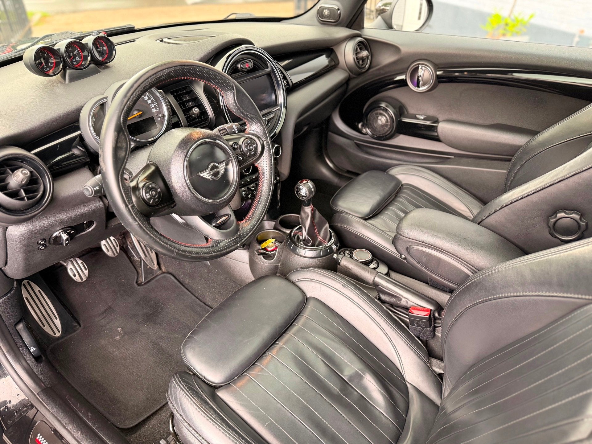 Mini Mini 2.0 Cooper S | VOLLEDIG JCW | PANO | LEER | CAMERA, Voorwielaandrijving, 1998 cc, Gebruikt, 4 stoelen