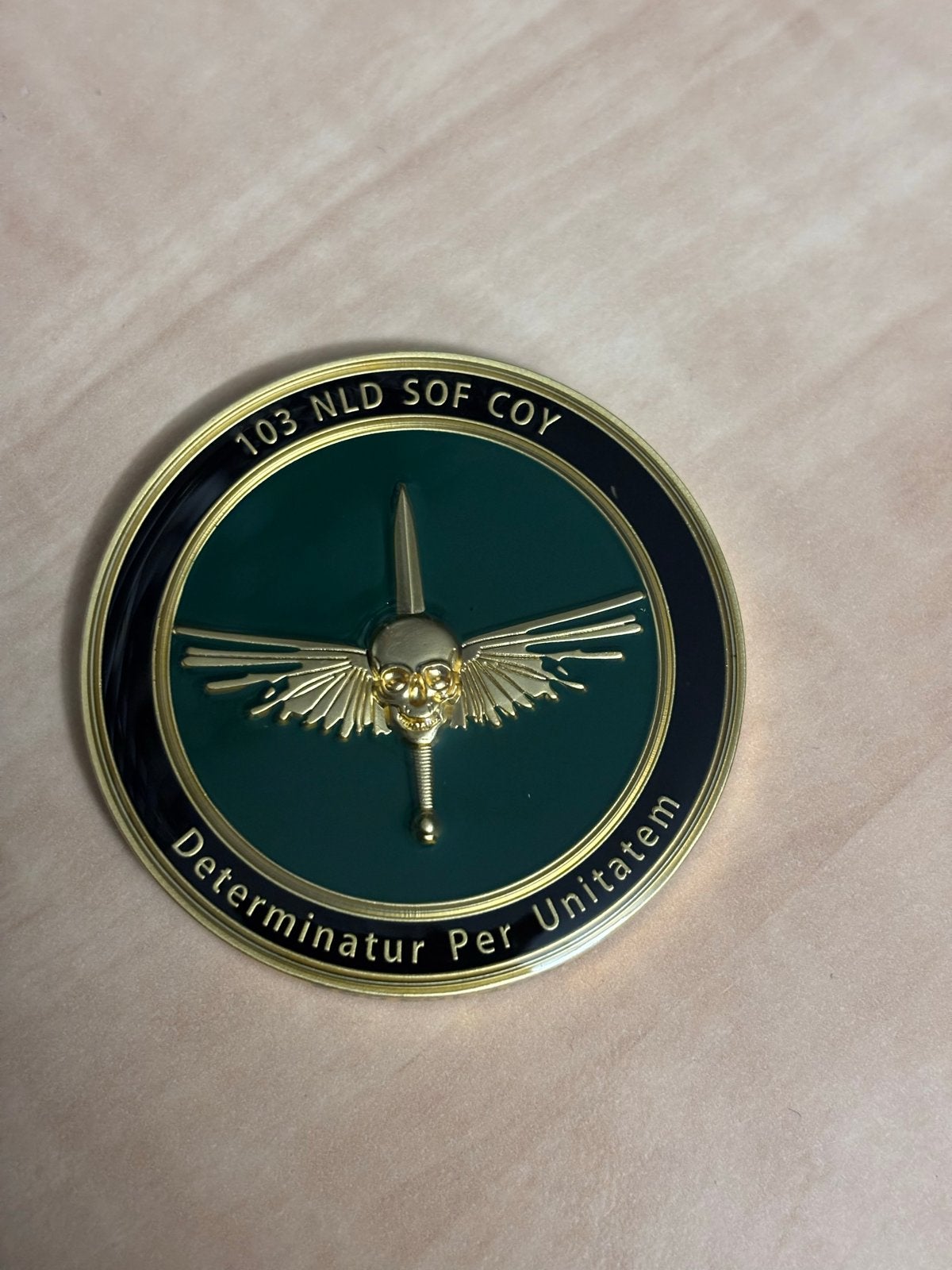 Genummerde Challenge Coin KCT 103 NLD SOF COY, Verzamelen, Verzenden, Landmacht, Nederland, Embleem of Badge