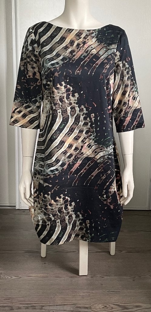 Mooie jurk Vanilia met driekwart mouw - maat 42, Kleding | Dames, Jurken, Meerkleurig, Vanilia, Maat 42/44 (L), Ophalen of Verzenden
