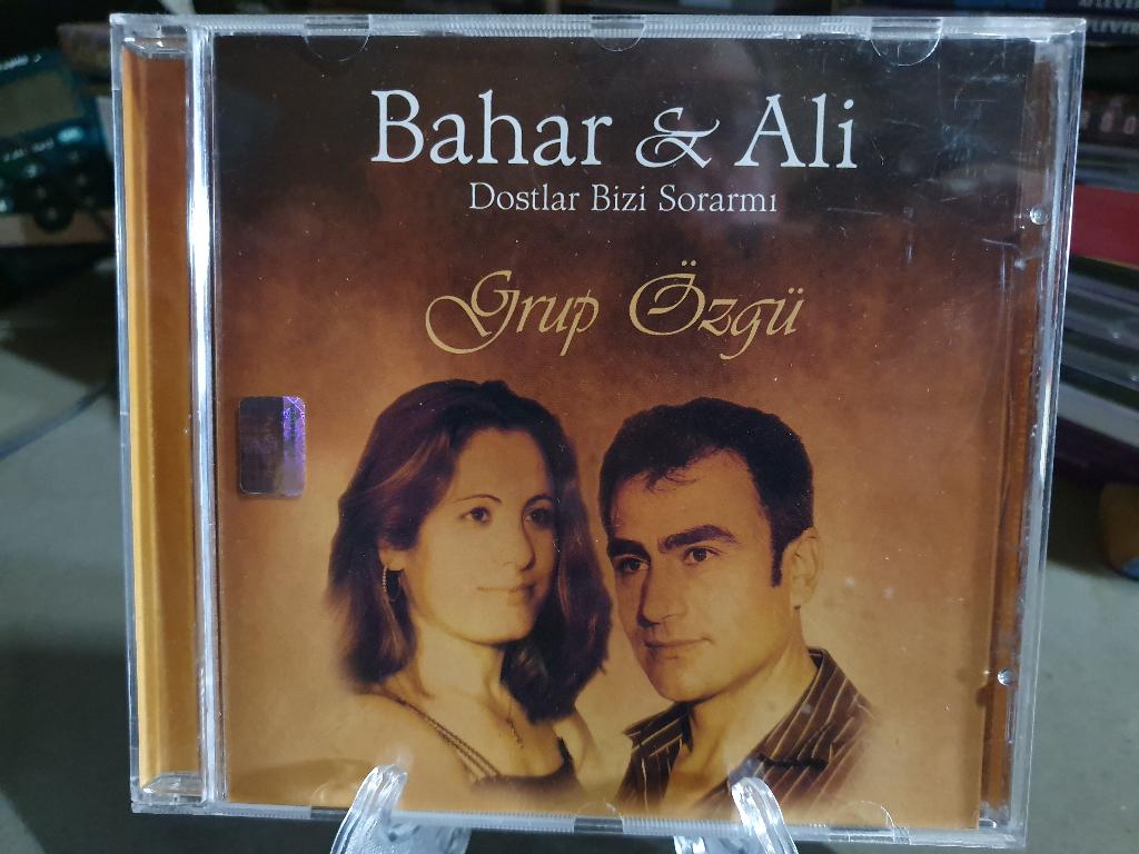 BAHAR & ALİ ( GRUP ÖZGÜ ) DOSTLAR BİZİ SORAR MI CD Turkije, Ophalen, Zo goed als nieuw