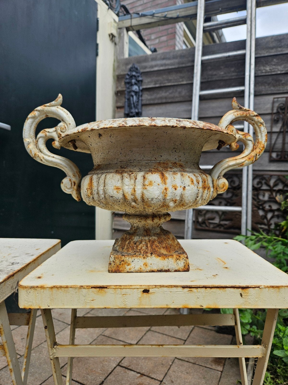 Antieke gietijzeren urn/plantenbak met oren, Ophalen of Verzenden