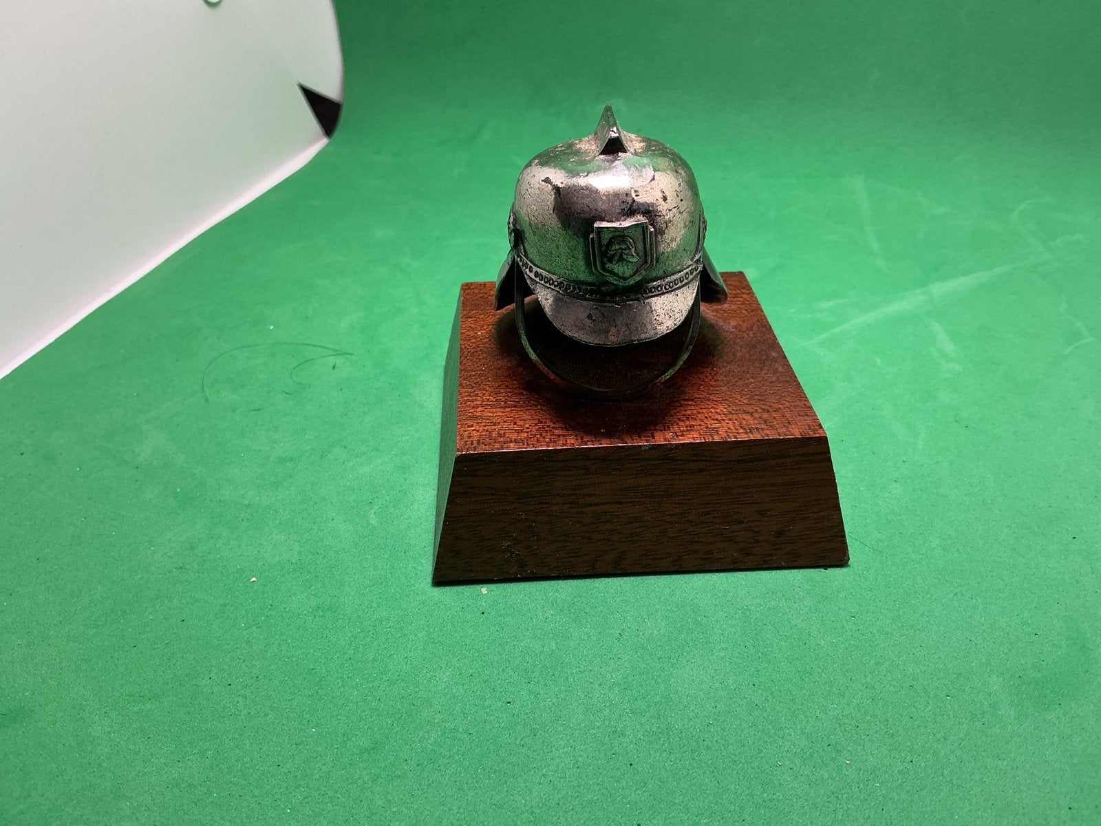 Miniatuur Brandweer Helm op Houten Sokkel, Ophalen of Verzenden, Gebruikt, Dier