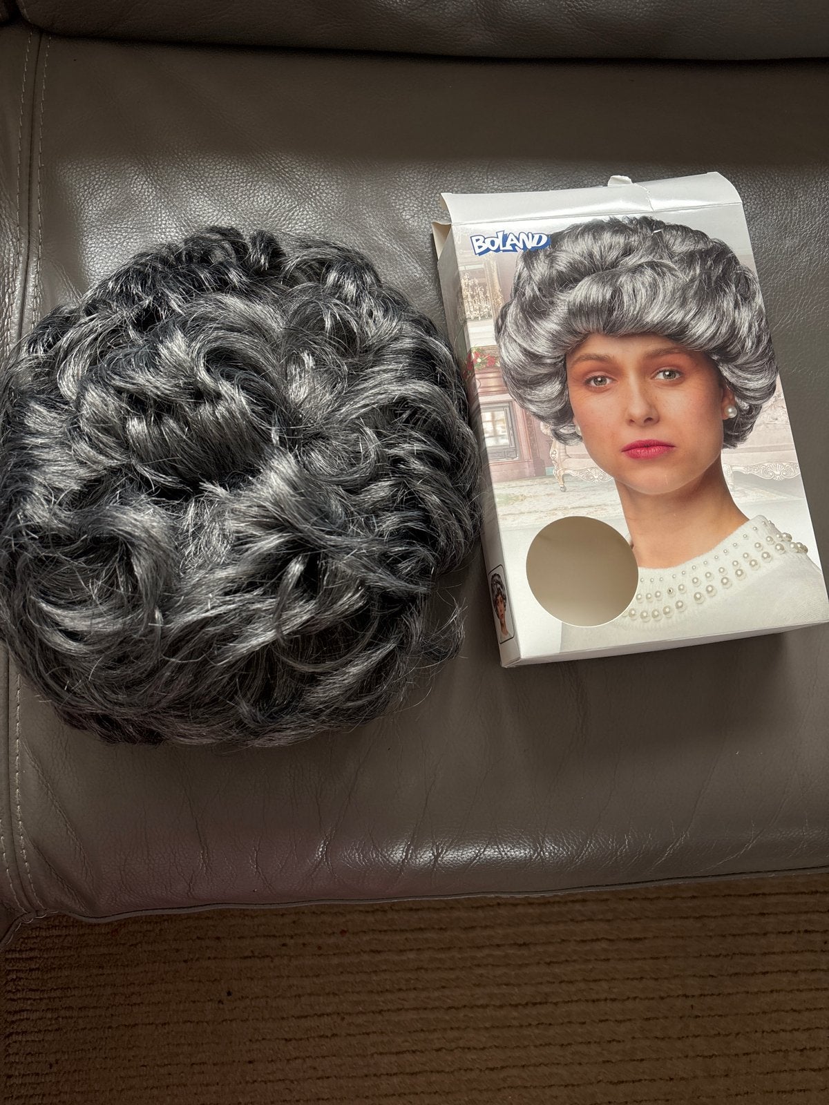 Grijze pruik voor verkleedpartijen of toneel, Ophalen of Verzenden, Zo goed als nieuw, Accessoires