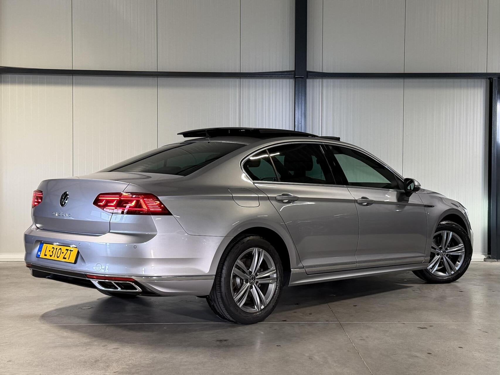 Volkswagen Passat 1.5 TSI R-Line Business + Pano Virtual H&K, 4 cilinders, 150 pk, Bedrijf, 1600 kg