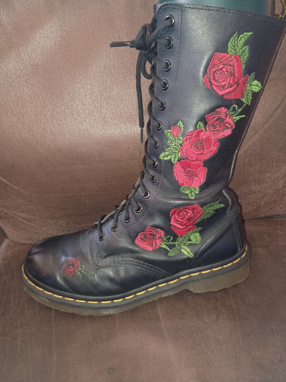 Dr. Martens laarzen maat 40 met rozen borduursel, Kleding | Dames, Schoenen, Ophalen of Verzenden, Gedragen, Zwart, Hoge laarzen