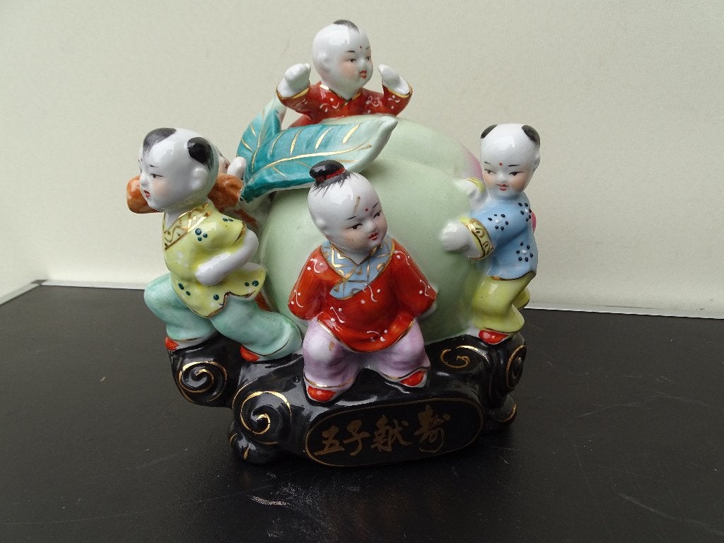 Japans beeldje, 5 kinderen op appel, Groep mensen, Beschilderd, Ophalen of Verzenden, Steen of Keramiek