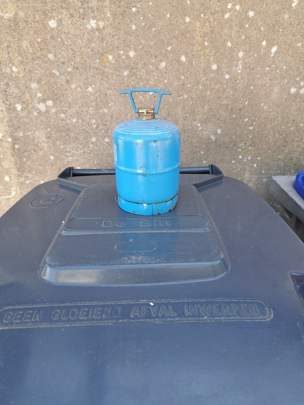 Kleine blauwe gasfles (leeg), Ophalen, Gebruikt