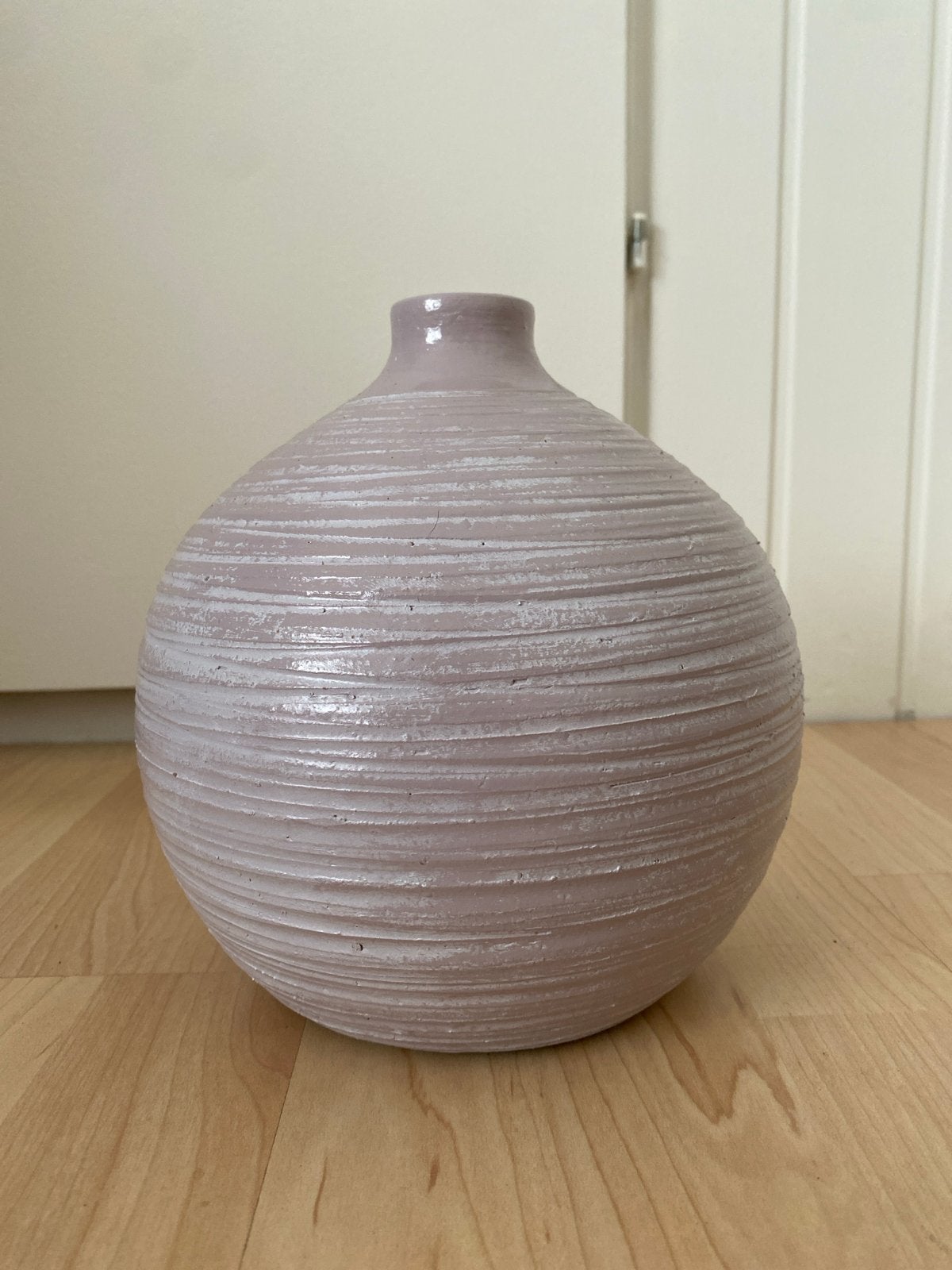 Oud roze vaas met structuur, +/- 21cm hoog, Ophalen