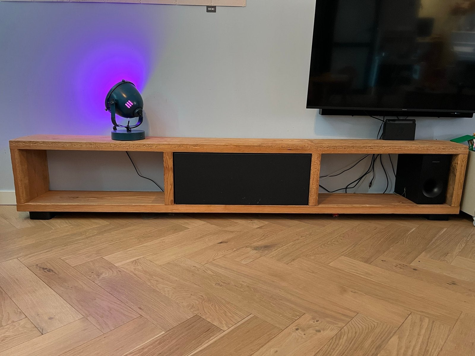 Robuust Tv-meubel van 250cm met optionele pootjes, Huis en Inrichting, Kasten | Televisiemeubels, Ophalen, Gebruikt, 200 cm of meer