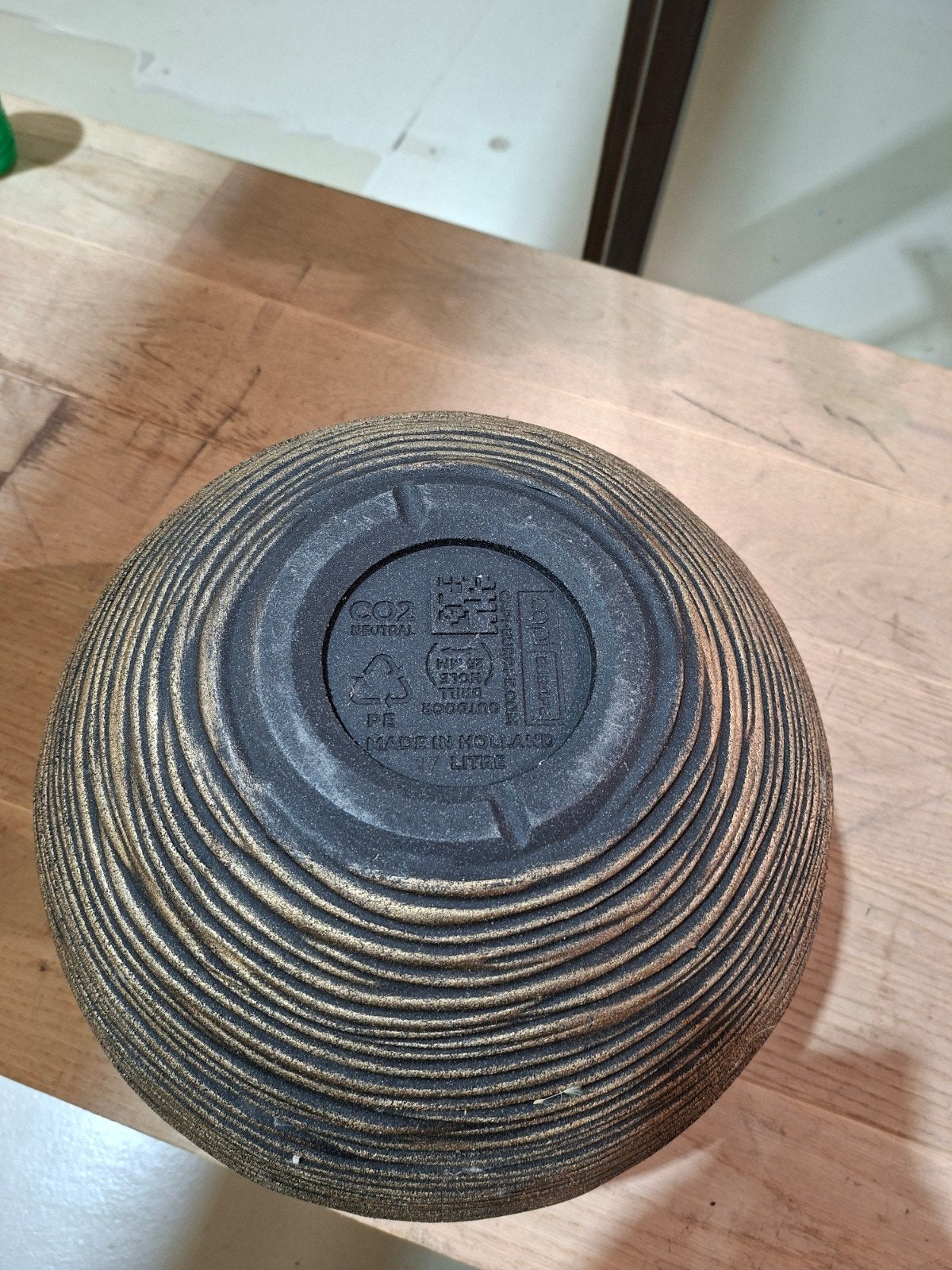 Capi bloempot, Made in Holland, rond, zwart/goud, Postbus 10, 5140 AA Waalwijk, Nederland, Kunststof, Gebruikt, 40 cm of meer