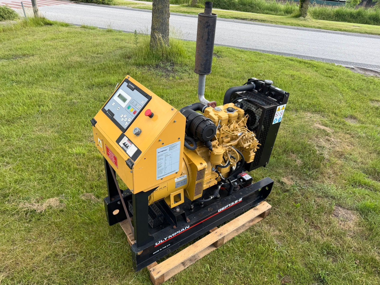 12,5 KVA aggregaat 230/400 V Olympian GEP13.5-2  AS NEW !!, Ophalen, Elektrisch startend, Dieselolie, Zo goed als nieuw
