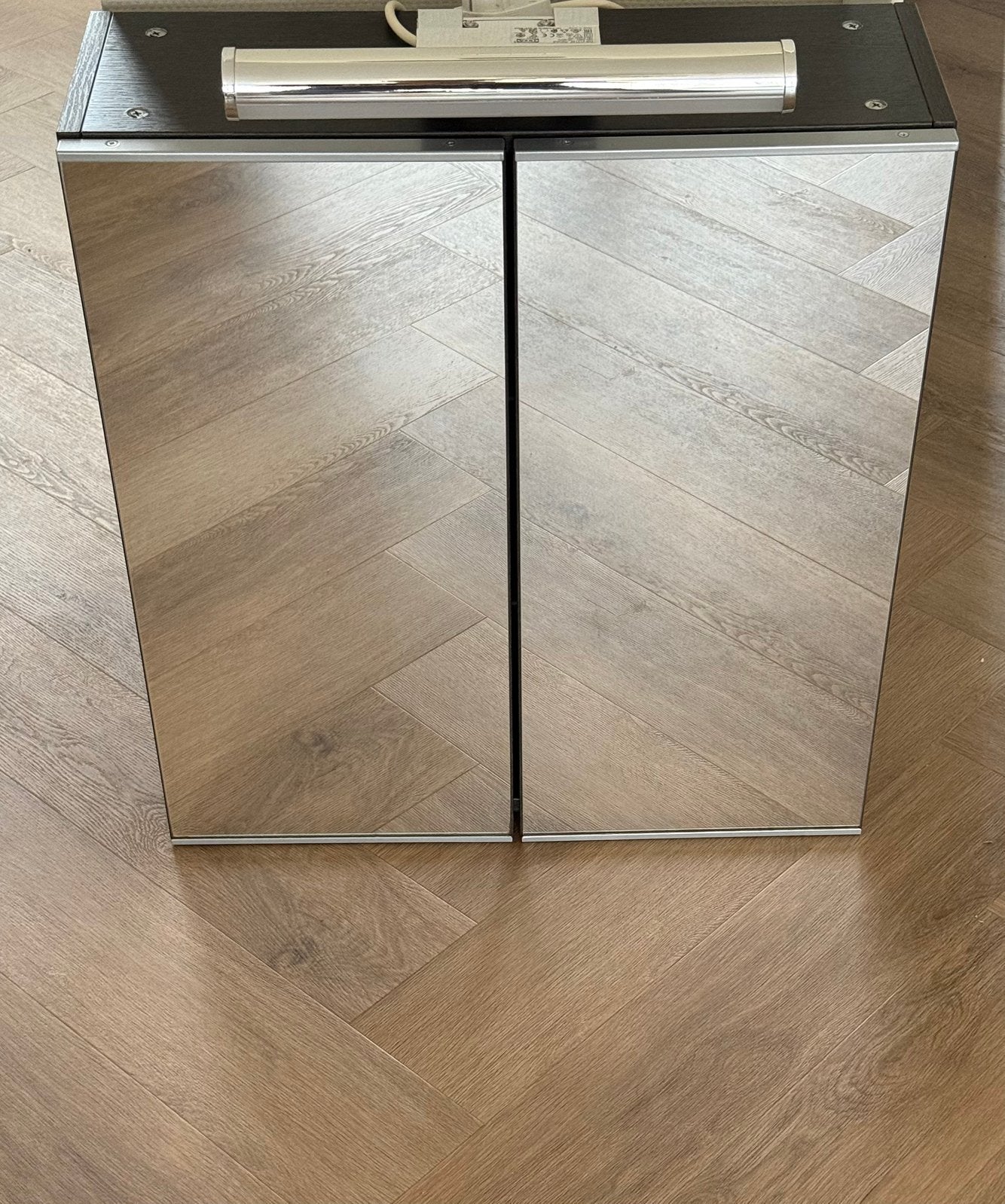 LILLÅNGEN spiegelkast zwartbruin 60 cm + ÖSTANÅ badkamerlamp, Ophalen, Spiegelkast, 50 tot 100 cm, Zo goed als nieuw