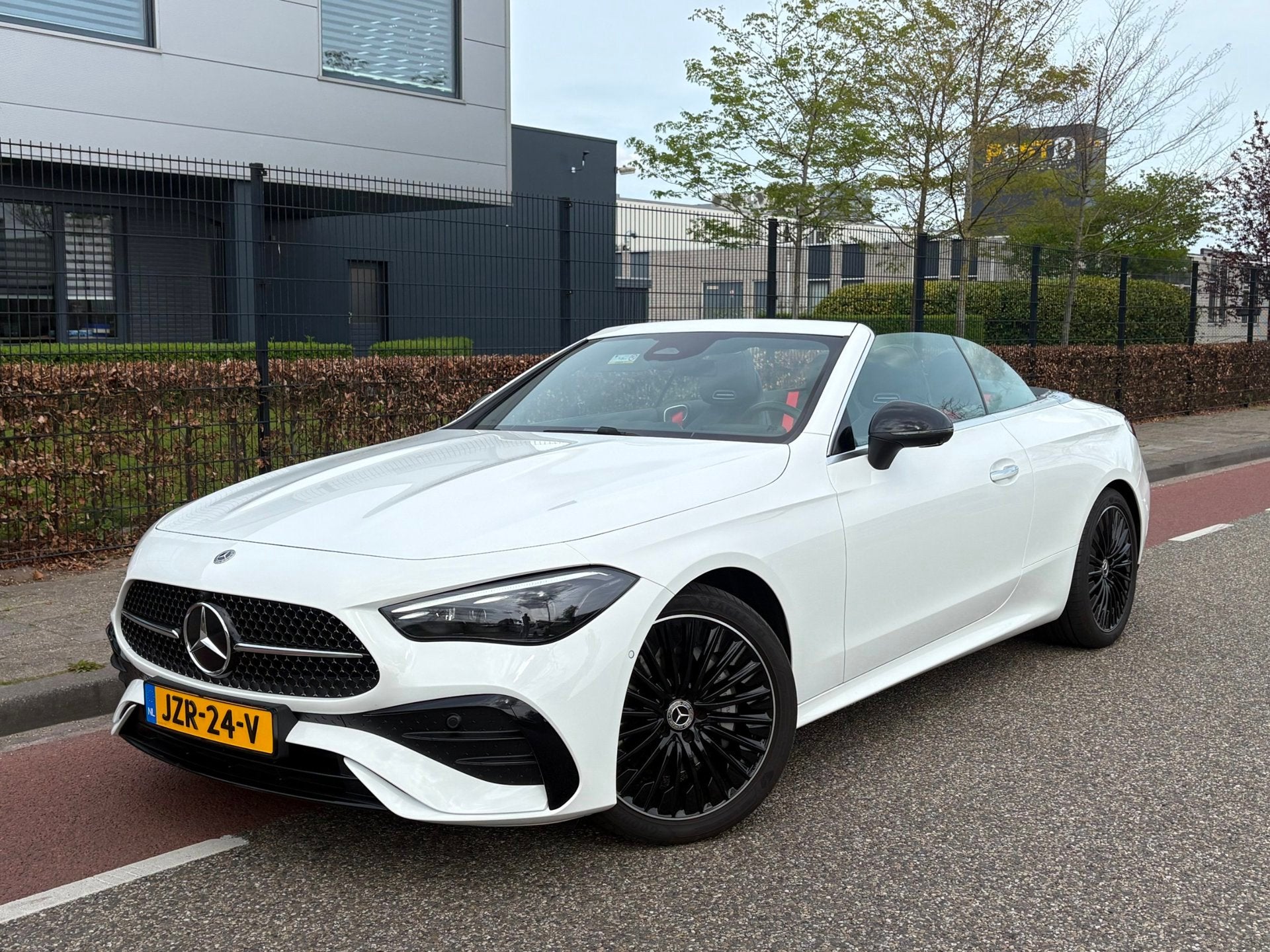Mercedes-Benz CLE Cabriolet 200 AMG Line Premium Night white, Auto's, Automaat, Dealer onderhouden, 1800 kg, 4 cilinders