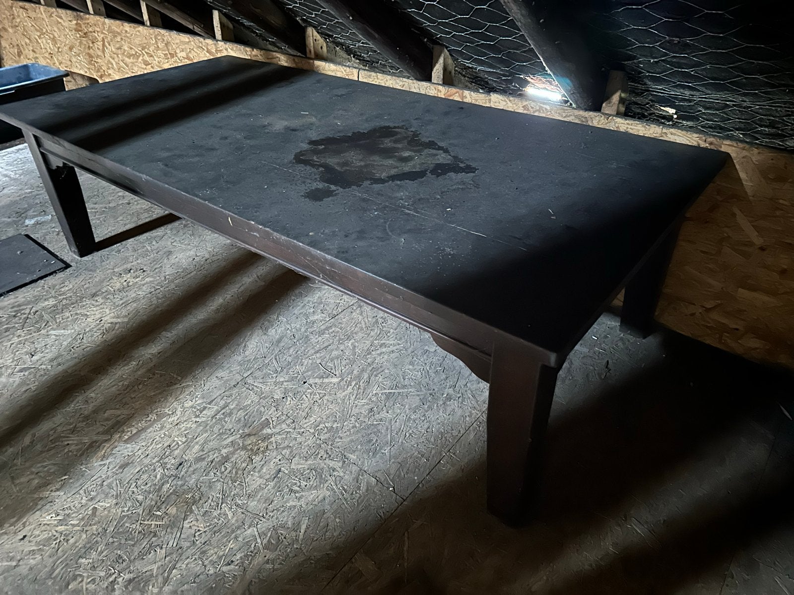 Robuuste donkerbruine houten tafel, Huis en Inrichting, Tafels | Eettafels, Ophalen, Gebruikt, Salontafel, 50 tot 100 cm