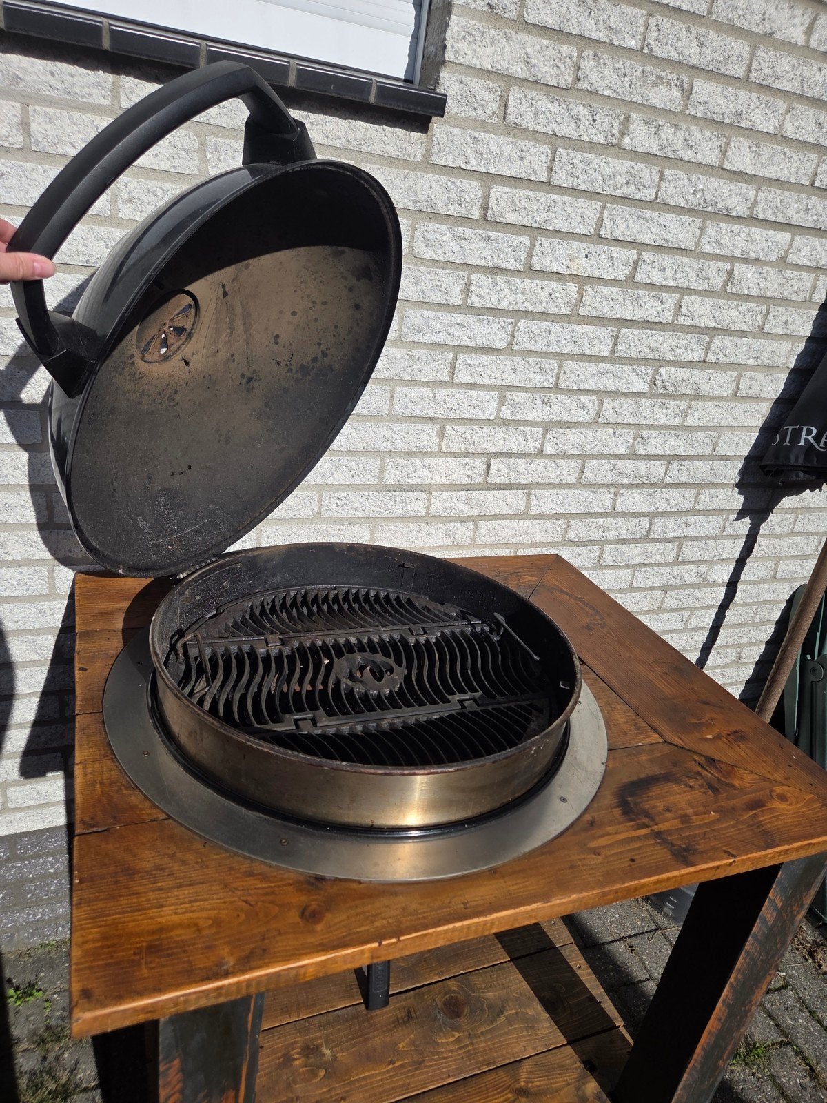 Napoleon BBQ Ø 57cm met zelfgemaakte houten tafel op wielen, Tuin en Terras, Ophalen, Gebruikt, Napoleon