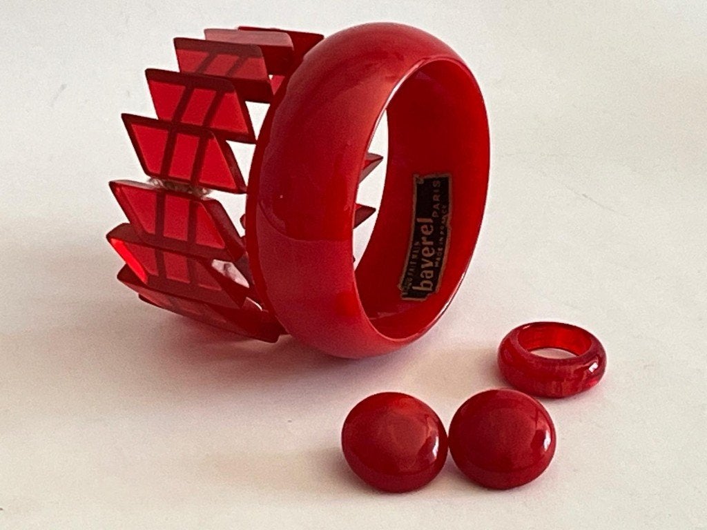 2 Rood Bakelieten Armbanden met bijpassende Oorbellen & Ring, Verzenden, Overige materialen, Ring