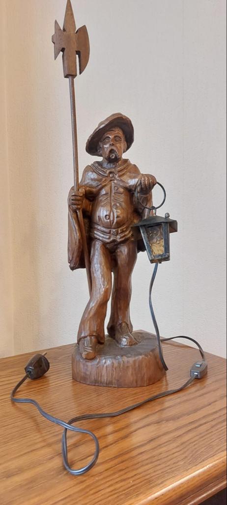 Houten beeld met lamp - Man met hellebaard en lantaarn, Ophalen, 50 - 100 cm, Handgemaakt, Beeld