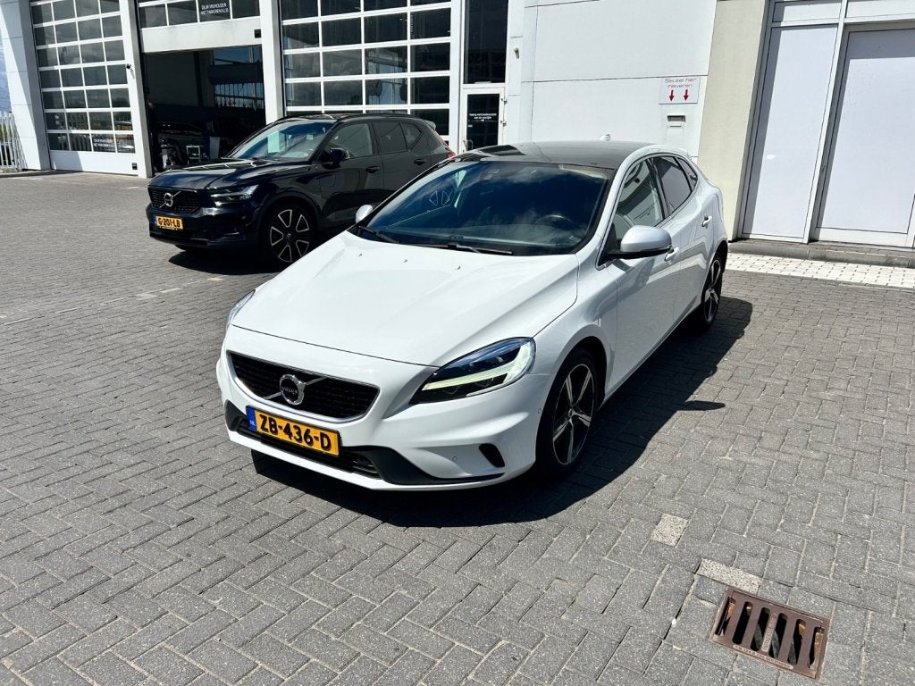Volvo V40 T3 153PK AUT6 Polar+ Sport| Pano| Camera| H&K soun, Auto's, Volvo, 12 maanden, 4 cilinders, Wit, 1500 kg