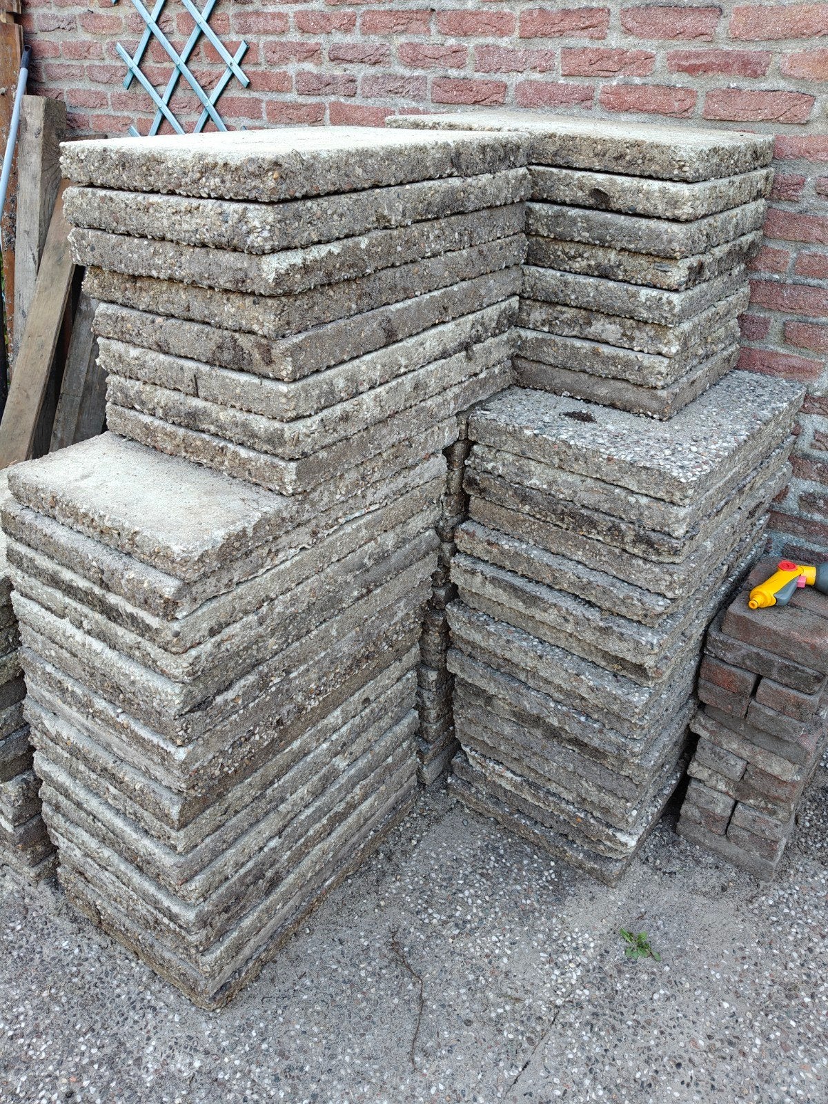 GRATIS! 70 x grindtegels 60x40, Tuin en Terras, Tegels en Klinkers, Ophalen, Gebruikt, Beton, Terrastegels