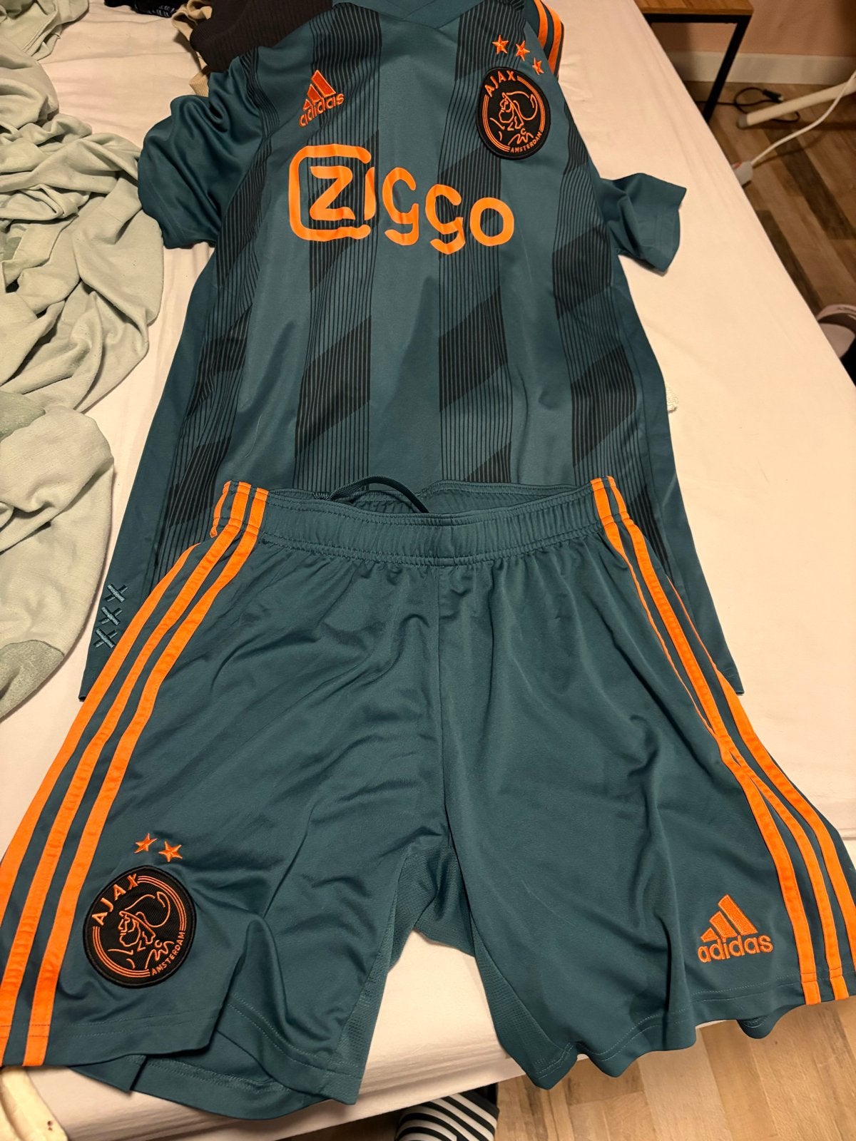 Ajax uit tenue shirt en broekje, Ophalen, Zo goed als nieuw, Set