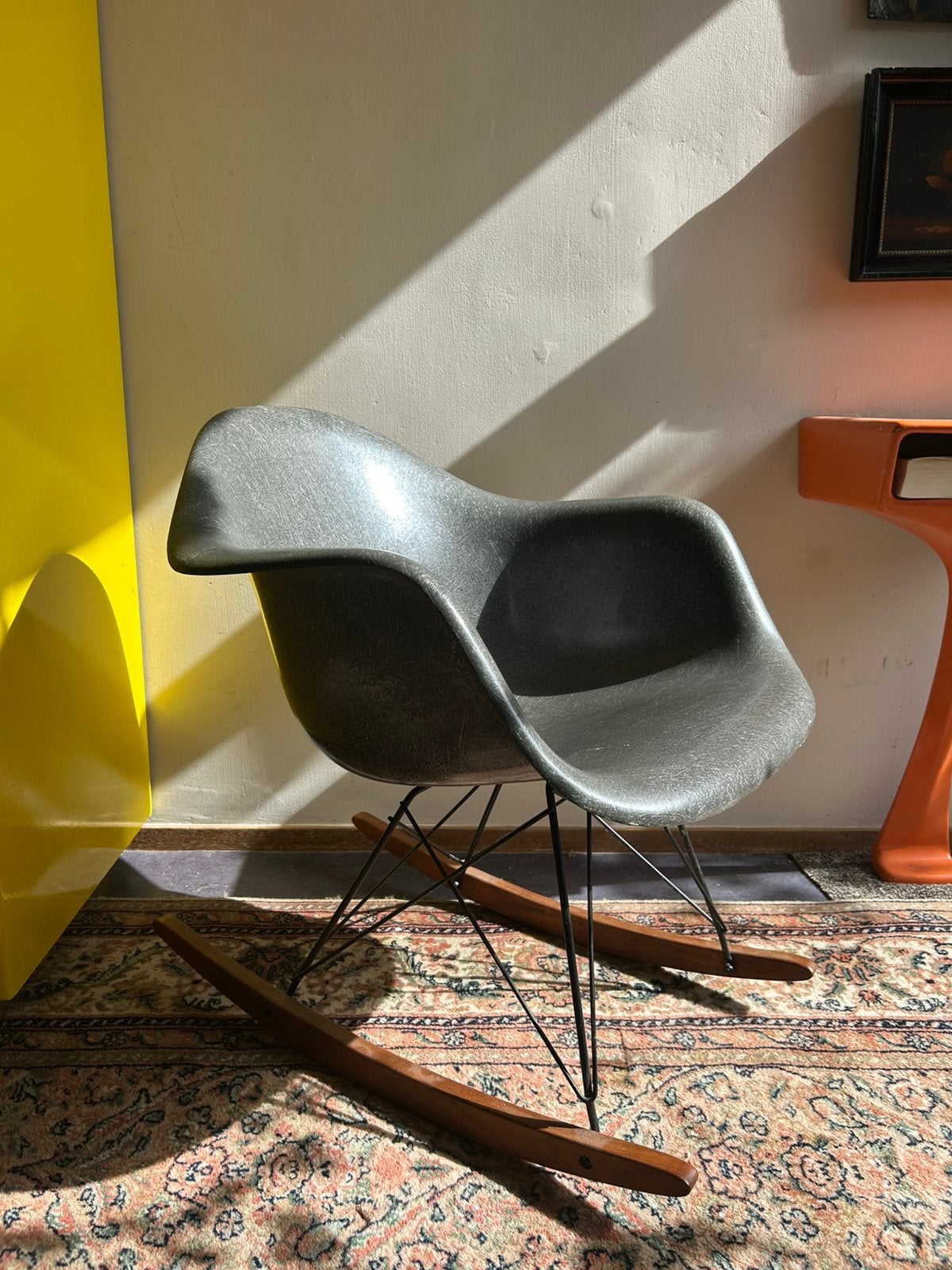 Eames / Herman Miller ‘elephant grey’ fiberglass kuipstoel, Ophalen, Mid century, Hout, Minder dan 75 cm