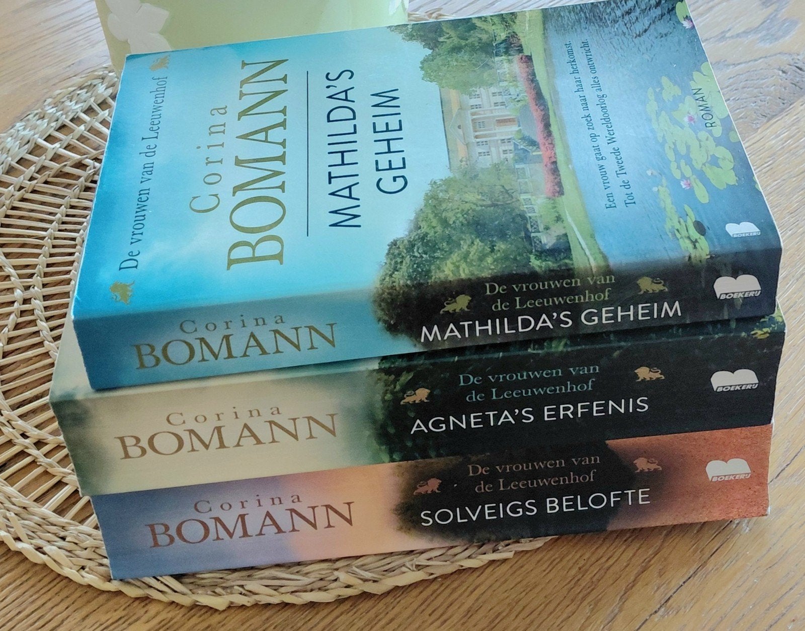 Corina Bomann - De Vrouwen . Leeuwenhof (3-delige serie), Boeken, Romans, Ophalen of Verzenden, Zo goed als nieuw