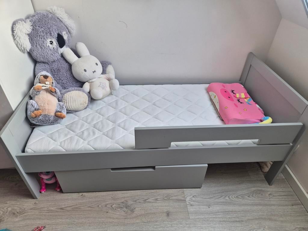 Peuterbed 2x met lade op wieltjes, Kinderen en Baby's, Kinderkamer | Bedden, Gebruikt, 70 tot 85 cm, Matras, 140 tot 160 cm
