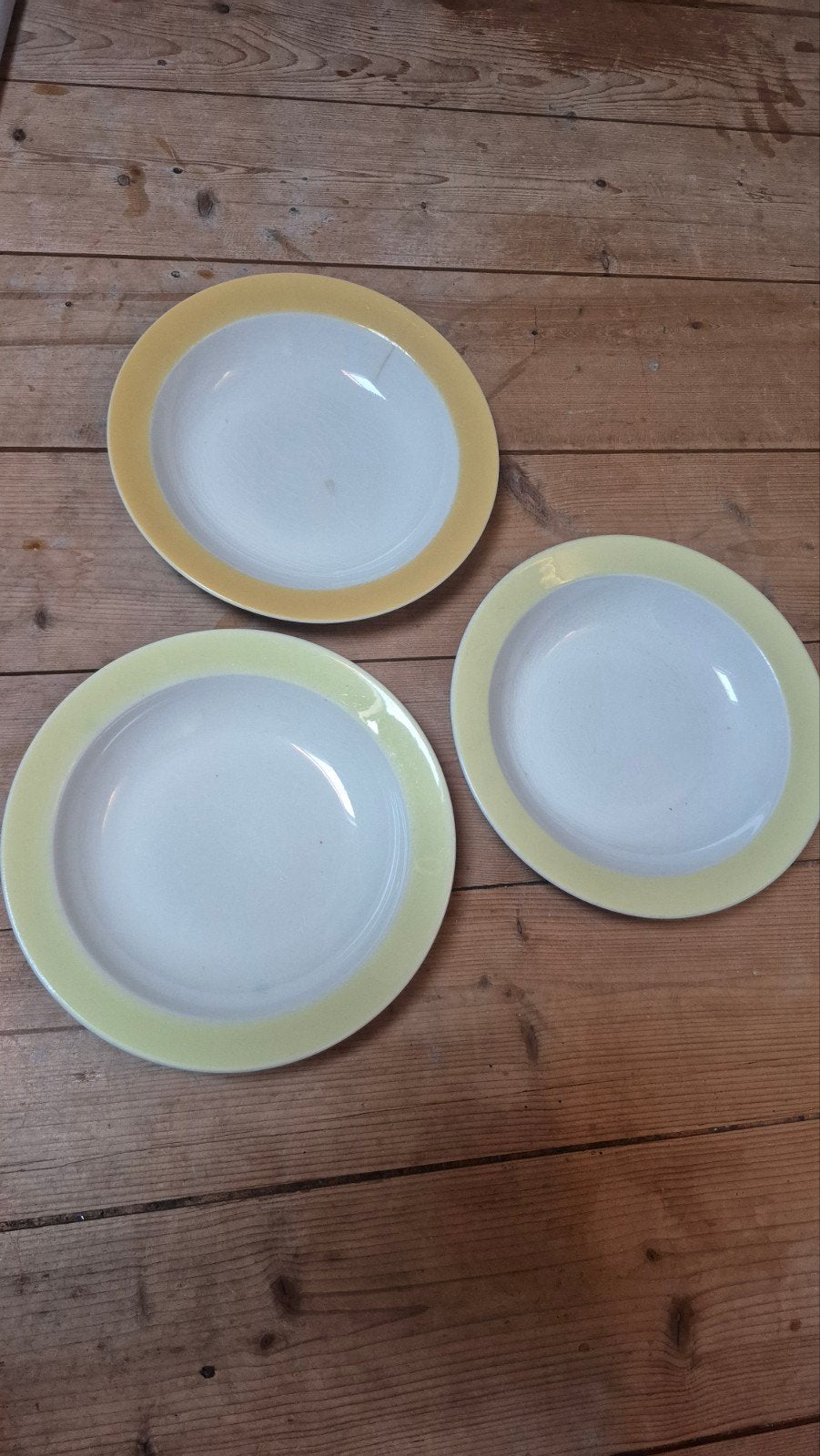 3x Maastrichts aardewerk borden, geel/wit, 1 met schade, Ophalen