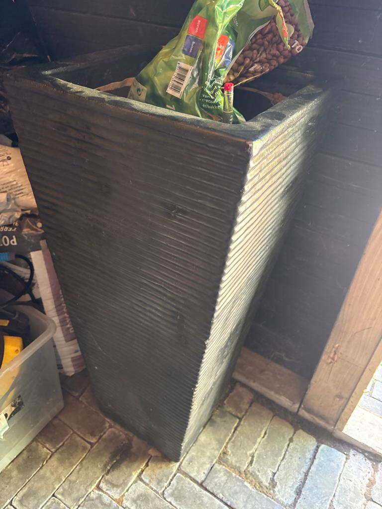 Grote donkergrijze plantenbak, geribbeld design, Tuin en Terras, Bloempotten, Gebruikt, Overige materialen, Binnen, 70 cm of meer